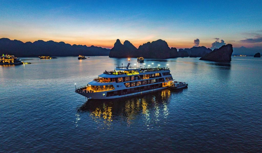 Du thuyền Le Theatre Cruise Hạ Long