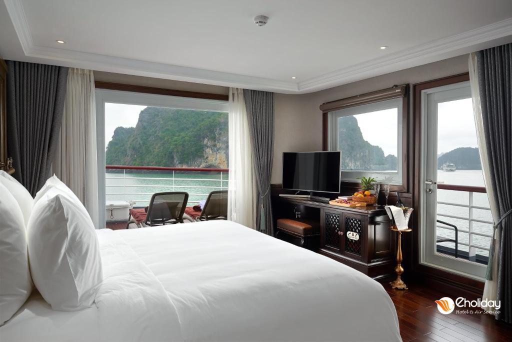 Phòng Captain's View Grand Suite Du Thuyền Paradise Grand Vịnh Lan Hạ