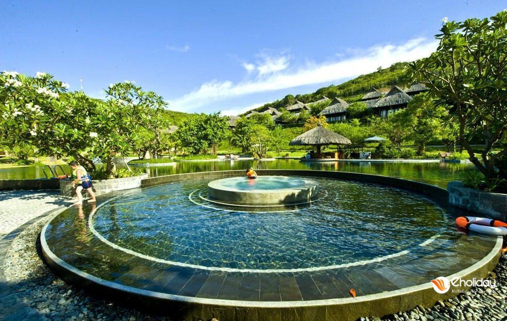 Merperle Hon Tam Resort Pool
