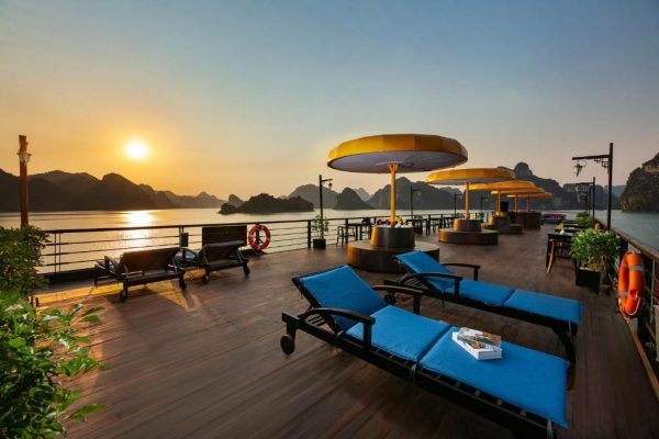 Du Thuyền Nostalgia Hạ Long Sundeck