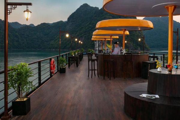 Du Thuyền Nostalgia Hạ Long Sundeck Bar