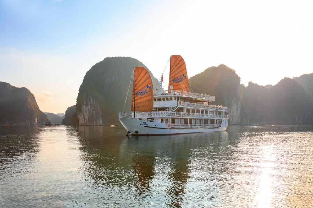 Du thuyền Unicharm Cruise Lan Hạ