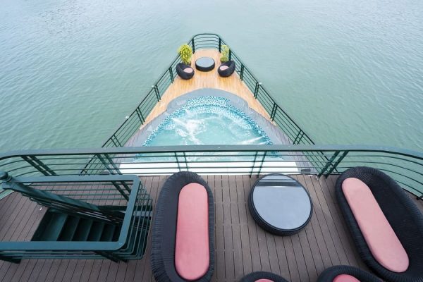 Du Thuyền Pegasus Cruise Pool