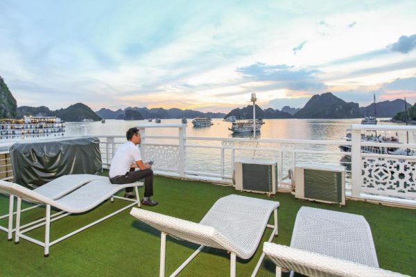 Du Thuyền Starlight Cruise Hạ Long Sundeck