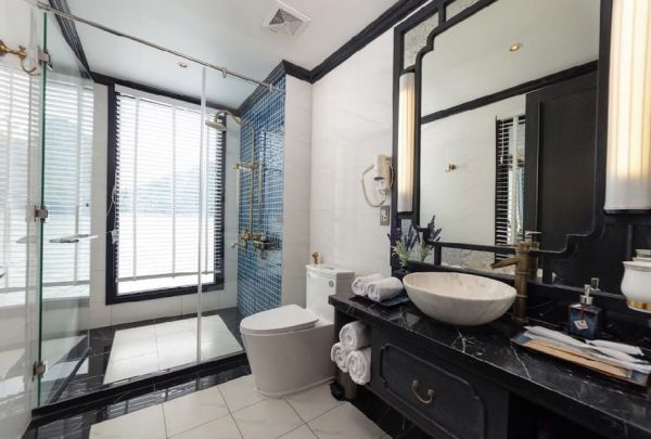 Du Thuyền Le Journey Luxury Lan Hạ Toilet