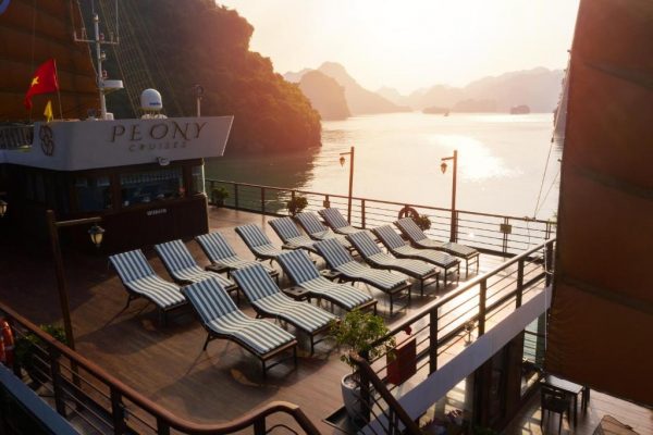 Du Thuyền Peony Cruise Lan Hạ Sundeck