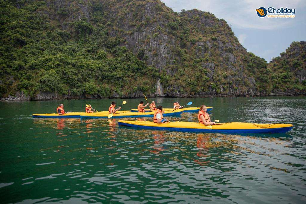 Du Thuyền La Regina Royal Hạ Long Chèo Kayak