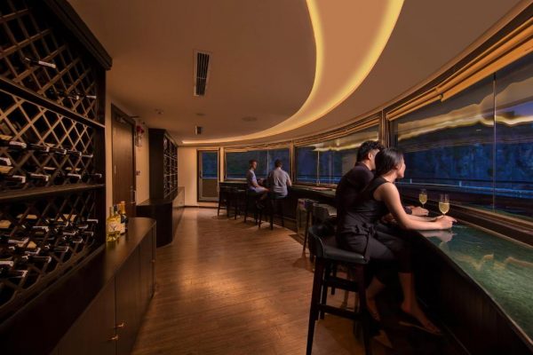 Du Thuyền Scarlet Pearl Cruise Hạ Long Wine Bar