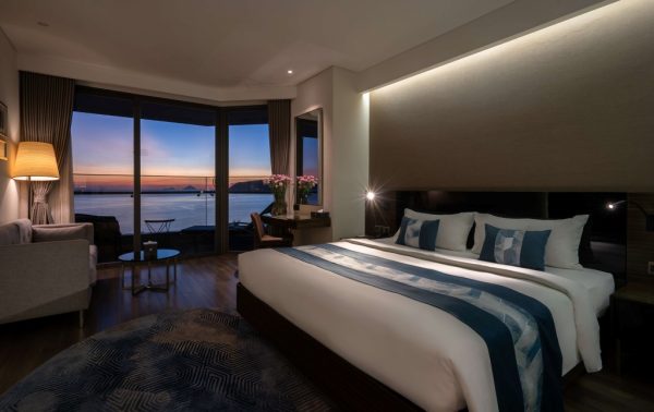 Khách Sạn Queen Ann Nha Trang Phòng Executive Ocean View Balcony