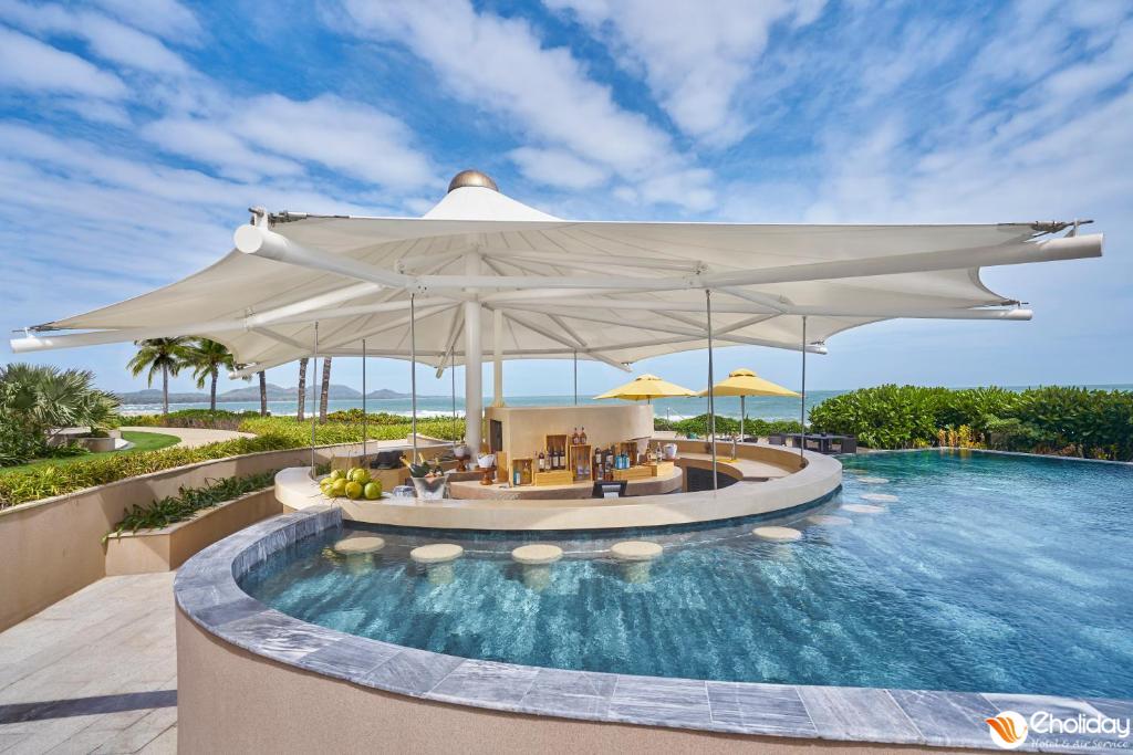 Holiday Inn Resort Hồ Tràm Beach Pool Bar