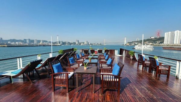 Lily Cruise Bái Tử Long Sundeck 2