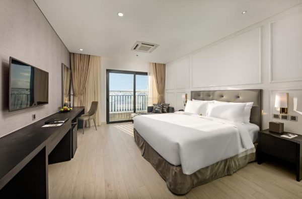 Wyndham Đà Nẵng Golden Bay Phòng Deluxe View Phố