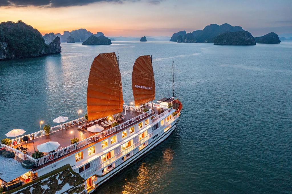 Du thuyền Gỗ Indochina Sails Hạ Long