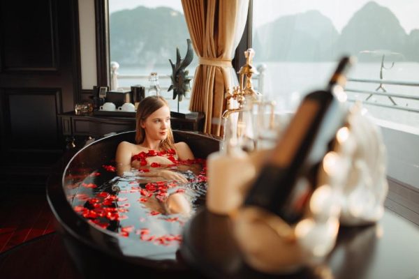 Du Thuyền Athena Royal Cruise Hạ Long Bồn Tắm