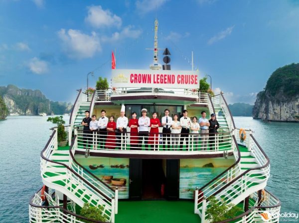 Du Thuyen Crown Legend Ha Long Staff