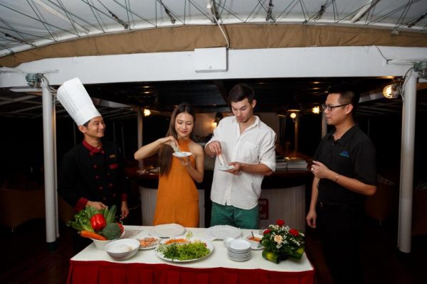 Du Thuyền Emeraude Classic Hạ Long Cooking Class