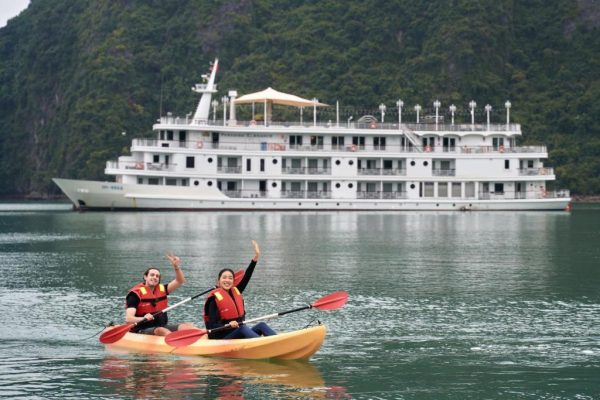 Du Thuyền Paradise Elegance Hạ Long Kayak