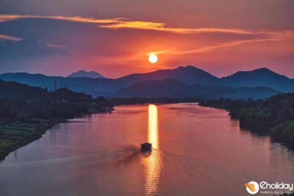 Du Thuyen Song Huong Hue Moon River Cruise Ngam Mat Troi Lan