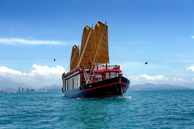 Tour Du thuyền Emperor Cruise Nha Trang 1 ngày