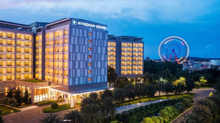 Khách sạn Wyndham Grand Phú Quốc (Vin Oasis)