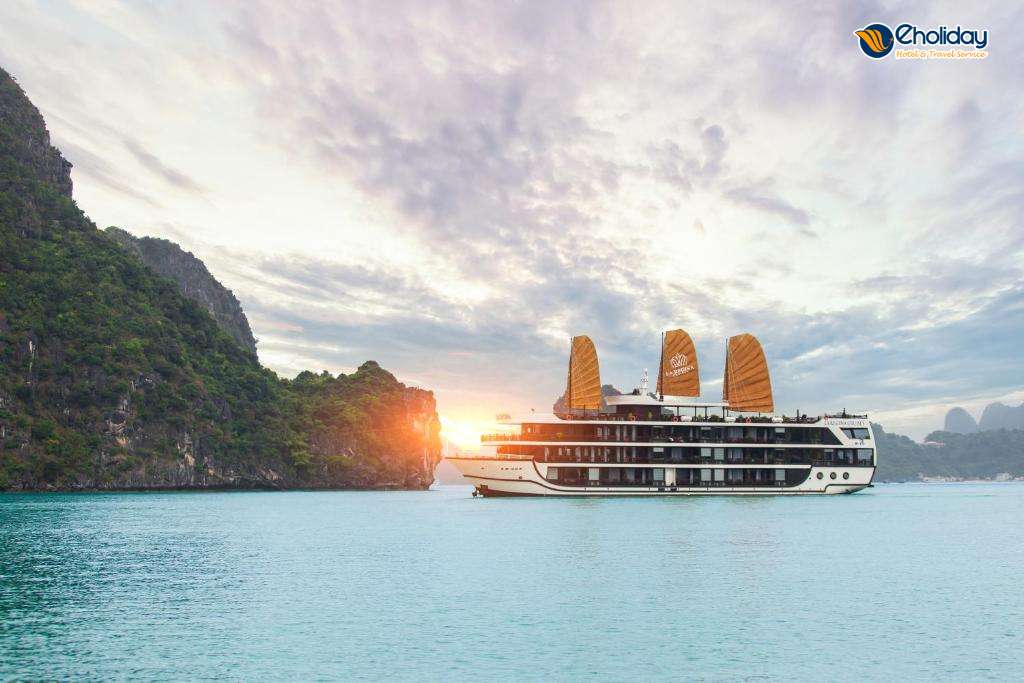 Du Thuyền La Regina Legend Lan Hạ