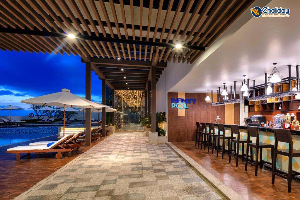 Vinpearl Beachfront Nha Trang Pool Bar