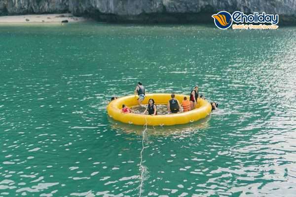 Tắm Bơi Giữa Vịnh Với Phao Khí